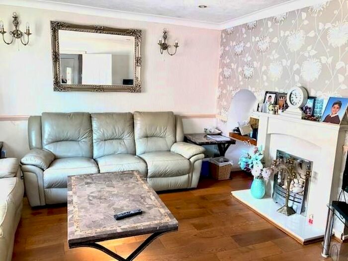 3 Bedroom End Of Terrace House To Rent In Honeyhill Road, Bracknell, RG42