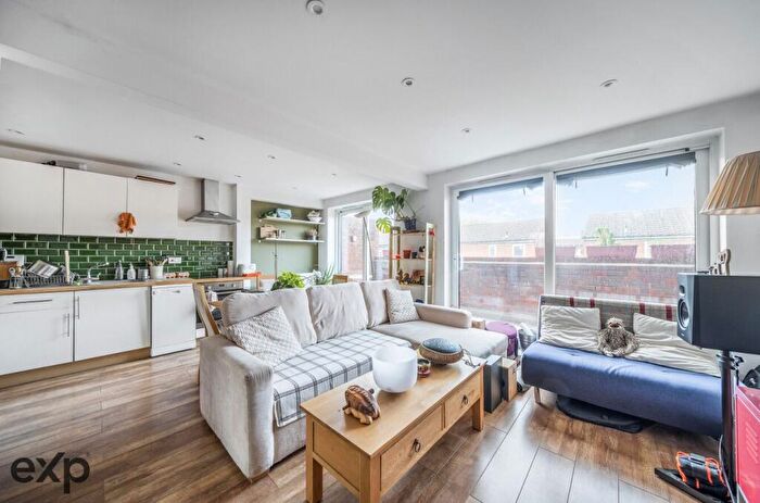 2 Bedroom Flat For Sale In Parnell Road, London, E3