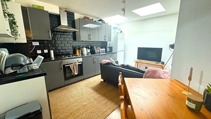 3 Bedroom Flat To Rent In East India Dock Road, London, E14