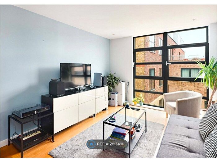 3 Bedroom Flat To Rent In Roman Apartments, London, E8