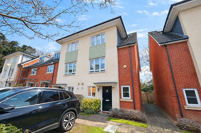 3 Bedroom End Of Terrace House For Sale In Blossom Drive, Orpington, BR6