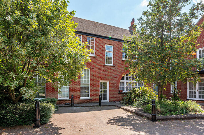 2 Bedroom Flat To Rent In Lee High Road, Lee, London, SE12