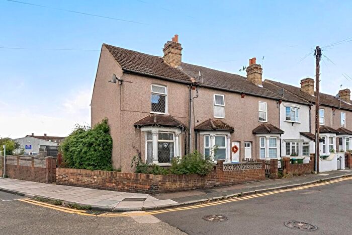 3 Bedroom End Of Terrace House For Sale In Orchard Road, Welling, Kent, DA16