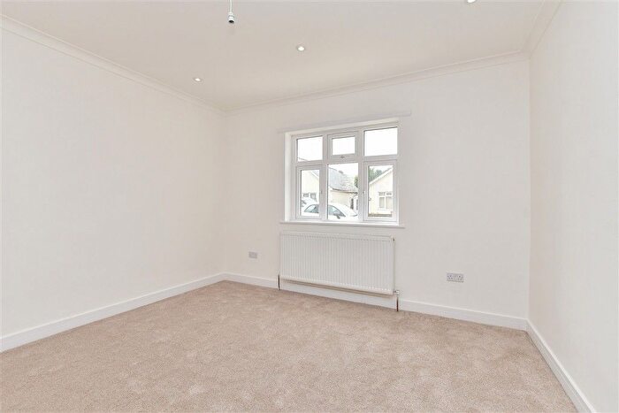 3 Bedroom Chalet For Sale In Cliff Gardens, Minster-On-Sea, Kent, ME12