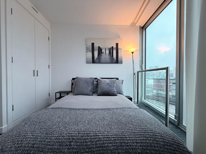 2 Bedroom Flat To Rent In The Rotunda, New Street, B2