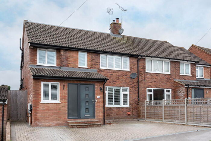 4 Bedroom Semi Detached House For Sale In Deans Furlong, Tring, Hertfordshire, HP23