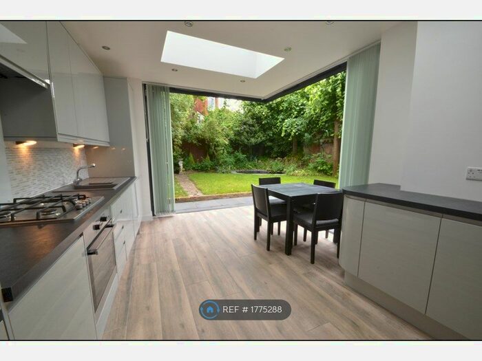 3 Bedroom Flat To Rent In Rosebery Gardens, London, N8