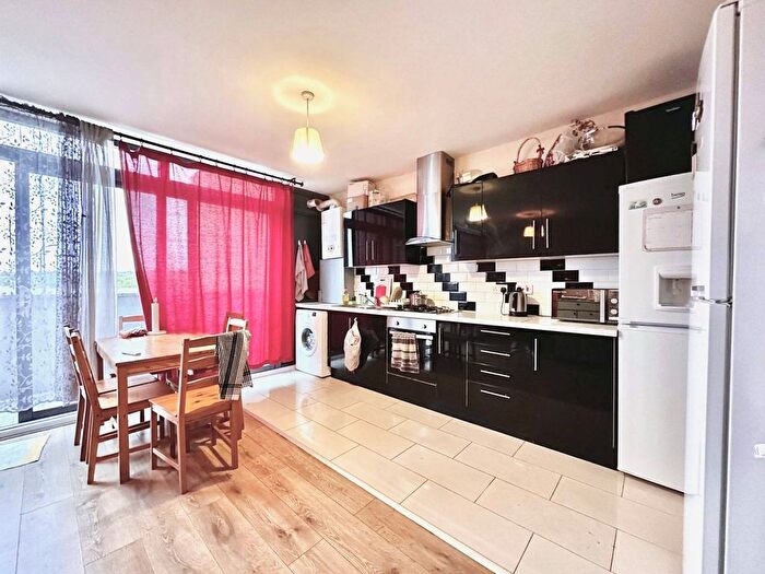 3 Bedroom Flat To Rent In Caxton Road, SW19