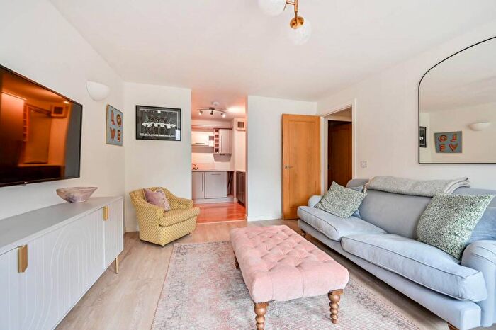 2 Bedroom Flat For Sale In Chantry Place, Guildford, GU1