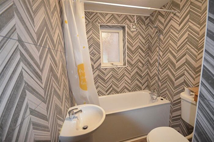 2 Bedroom Flat To Rent In Brendon Avenue, Stopsley, Luton., LU2