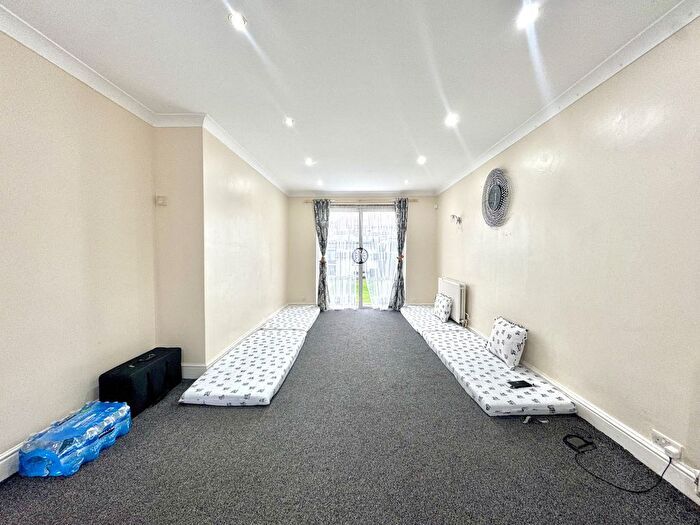 3 Bedroom Semi Detached House To Rent In Commonwealth Avenue, Hayes, Greater London, UB3