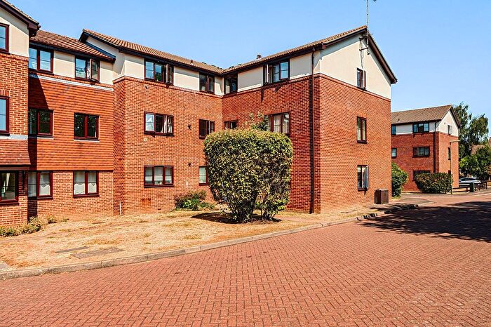 1 Bedroom Flat For Sale In Yeomanry Close, Epsom, KT17