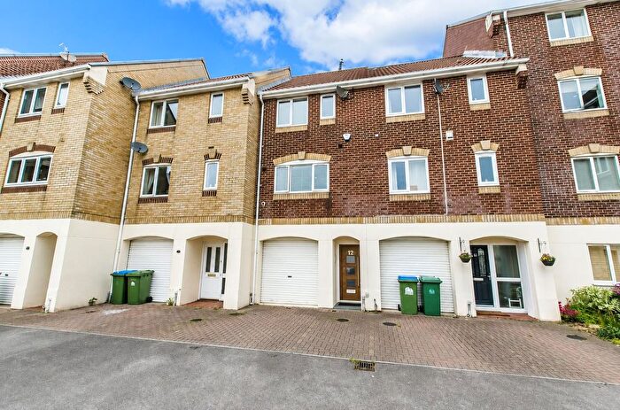 3 Bedroom Town House To Rent In Pacific Close, Ocean Village, Southampton, SO14