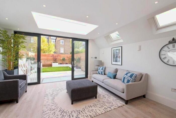 5 Bedroom Flat To Rent In Glendun Road, Acton, London, W3