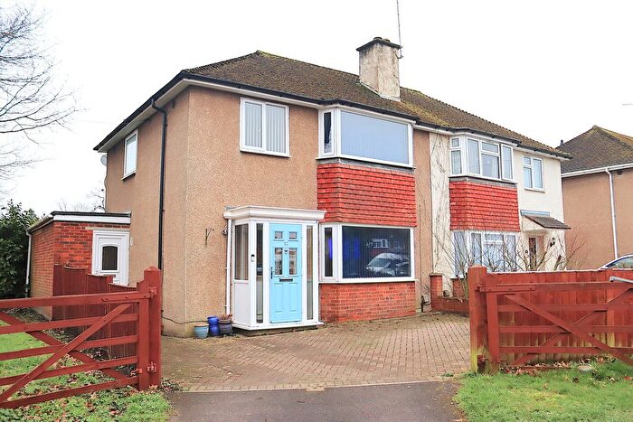 3 Bedroom Semi Detached House For Sale In Birchett Road, Farnborough, GU14