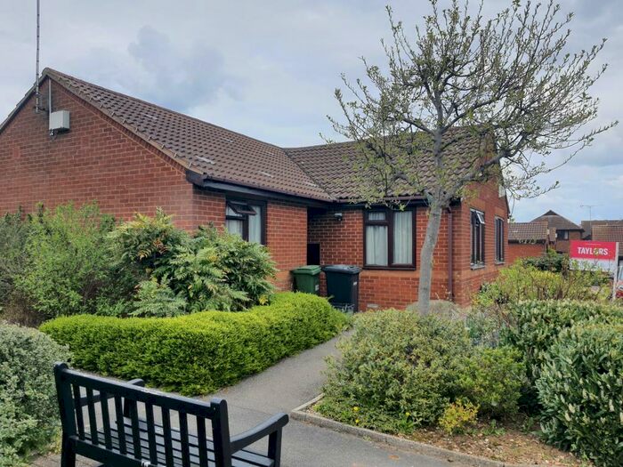 2 Bedroom Bungalow To Rent In Edgcott Close, Luton, LU3