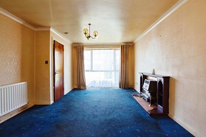 3 Bedroom Semi-Detached House For Sale In Willaston Close, Nottingham, NG6