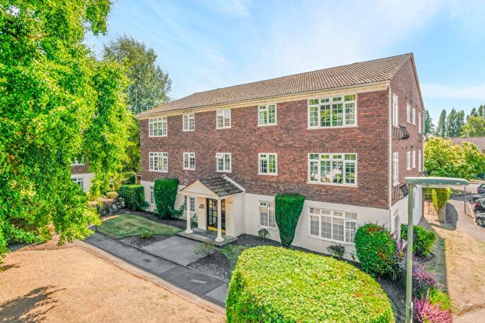1 Bedroom Apartment For Sale In Hillcrest Court, Weybridge, KT13