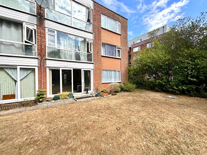 2 Bedroom Flat For Sale In Richmond Park Road, Queens Park, BH8