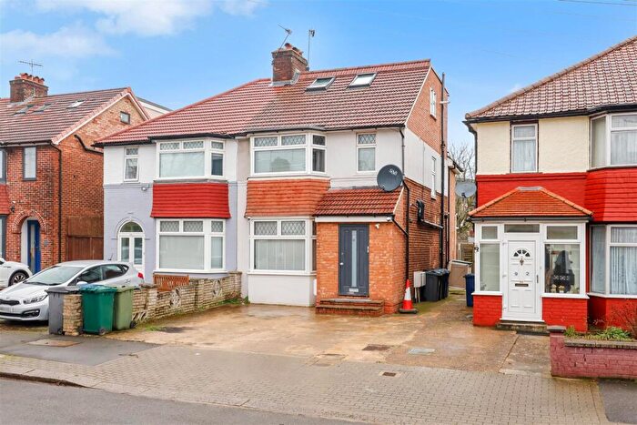 3 Bedroom Flat To Rent In Cotswold Gardens, London, NW2