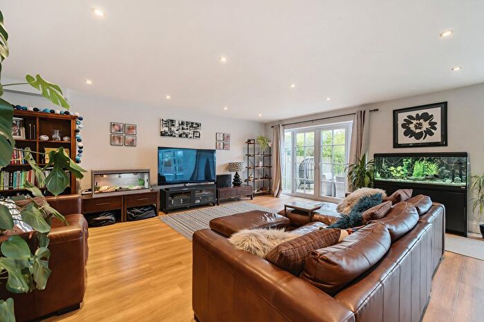 4 Bedroom Detached House For Sale In Green Lane, Bovingdon, HP3