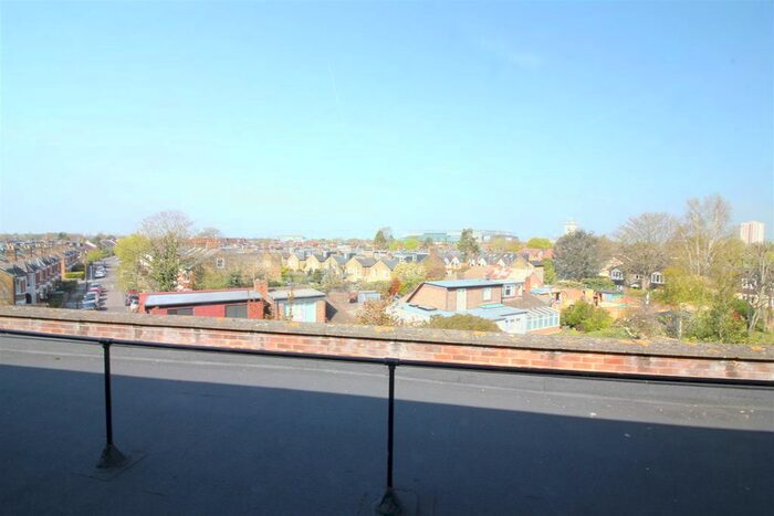 1 Bedroom Flat To Rent In London Road, Twickenham, TW1