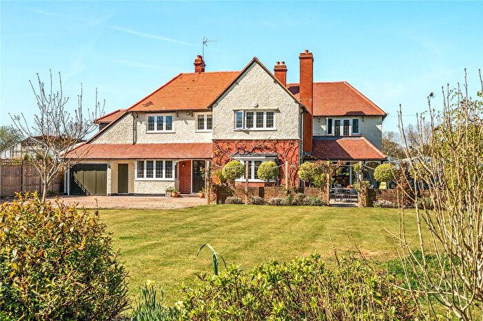 4 Bedroom Detached House For Sale In Lower Road, Effingham, KT24