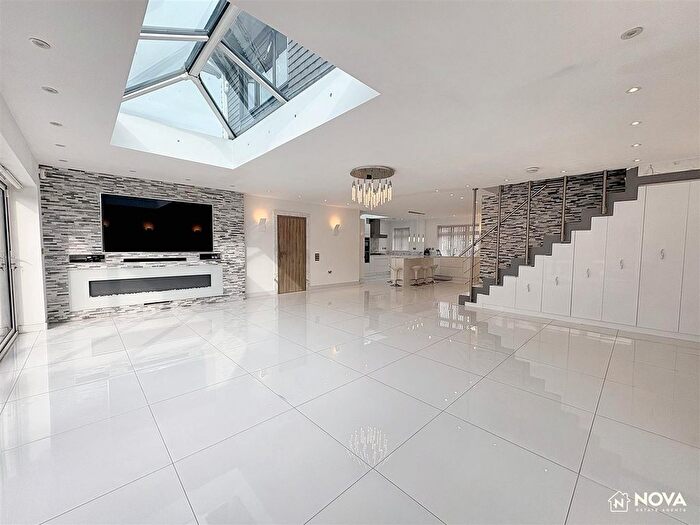 4 Bedroom Semi-Detached Bungalow To Rent In Linden Road, Luton, LU4