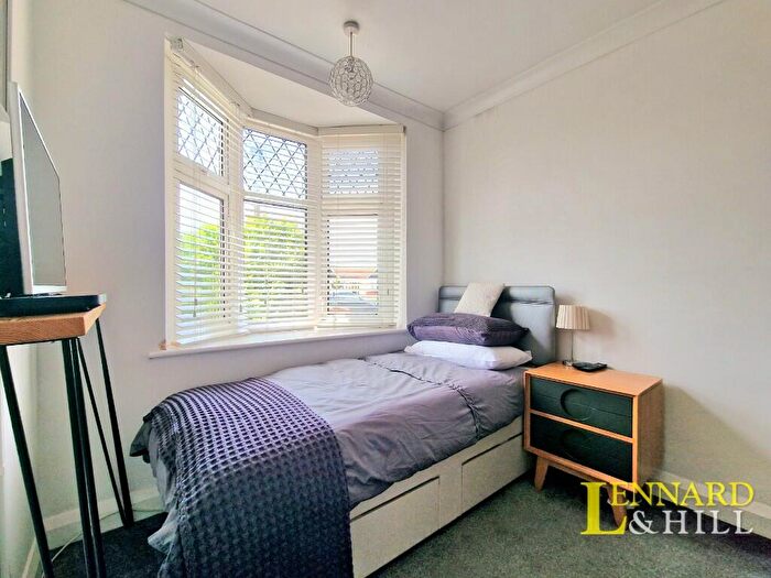 2 Bedroom Detached Bungalow For Sale In King Edward Drive, Woodside, RM16