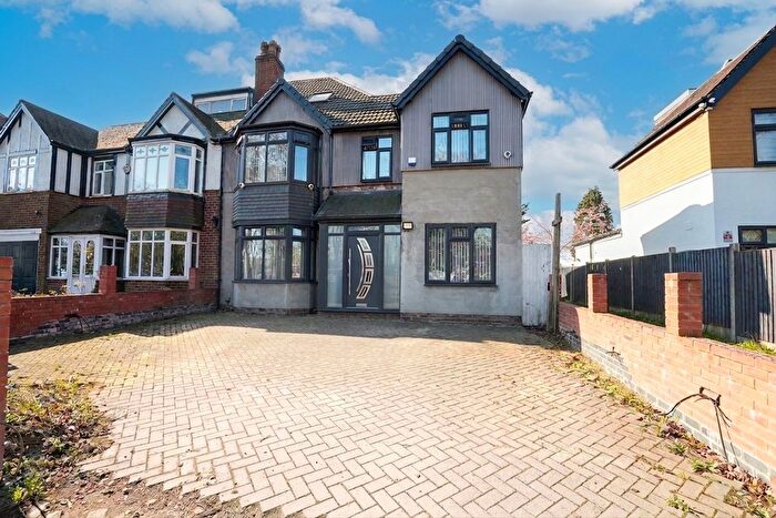 3 Bedroom Semi Detached House For Sale In Stratford Road, Hall Green, B28