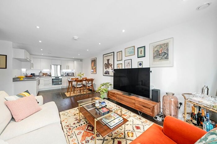 2 Bedroom Flat To Rent In Knightley Walk, Wandsworth, SW18