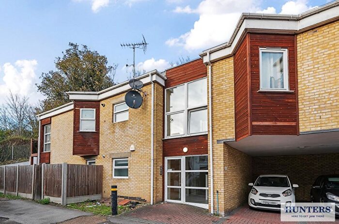 2 Bedroom Flat For Sale In Central Avenue, Welling, DA16