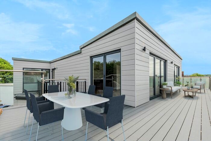 2 Bedroom Flat To Rent In North Street, Strood, Rochester, ME2