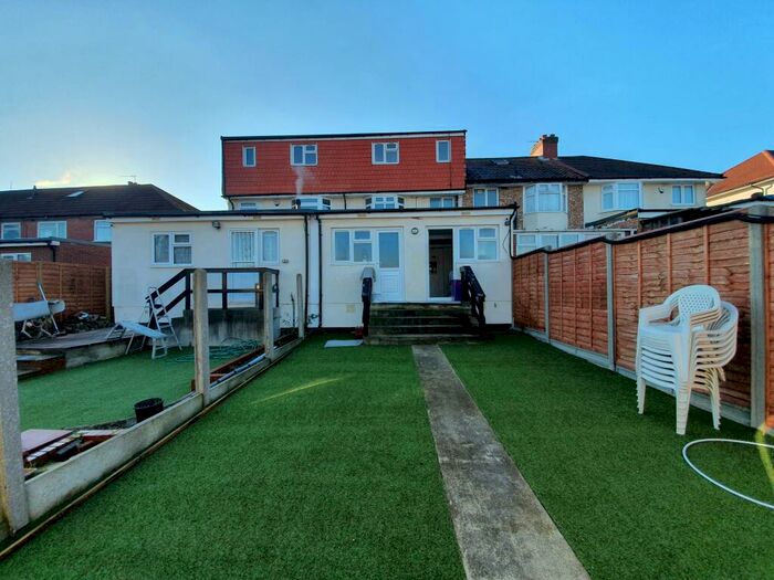 Apartment To Rent In Dale Avenue, Edgware, HA8