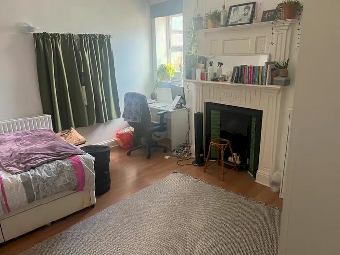 3 Bedroom Flat To Rent In Upper Tooting Road, London, SW17