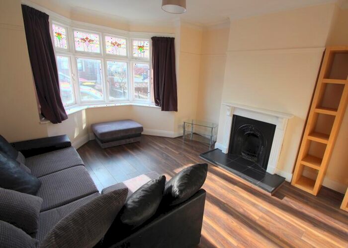 5 Bedroom Semi-Detached House To Rent In St Annes Road, Headingley, Leeds, LS6