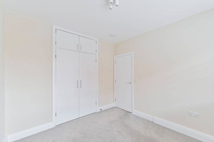 2 Bedroom Flat To Rent In Wandsworth Road, Vauxhall, London, SW8