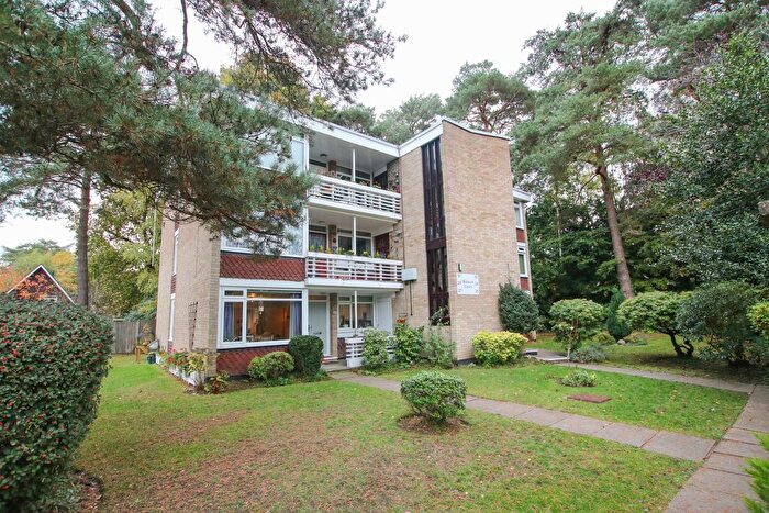 2 Bedroom Maisonette For Sale In Linkway, Crowthorne, RG45