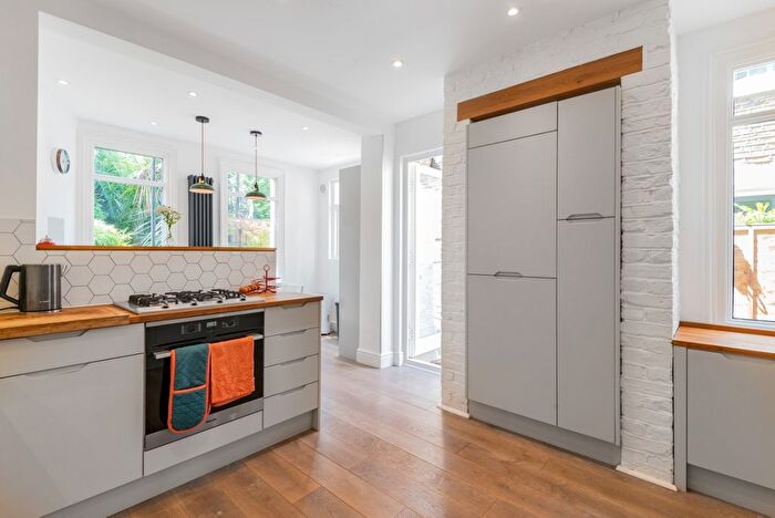 2 Bedroom Flat To Rent In Sternhold Avenue, London, SW2