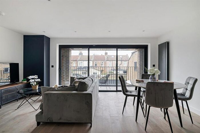 3 Bedroom Apartment For Sale In Clinton Road, Forest Gate, E7