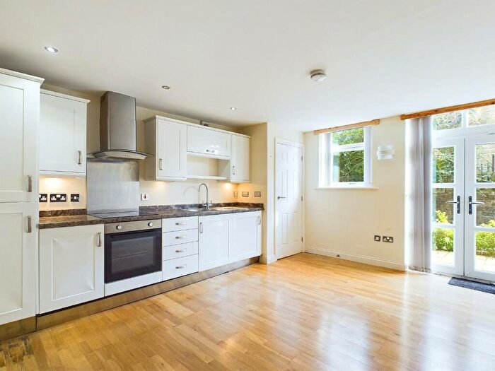 2 Bedroom Flat To Rent In Lodge Street, Cullingworth, BD13