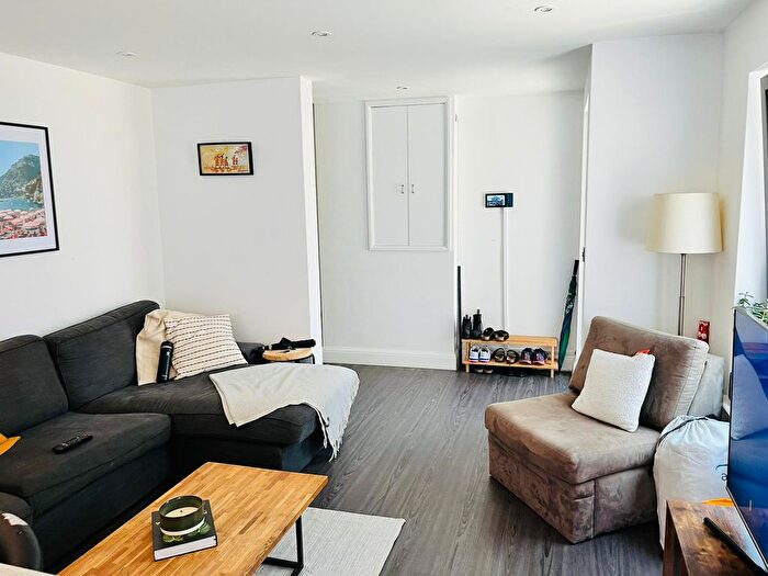 3 Bedroom Mews To Rent In Station Garage Mews, London, SW16