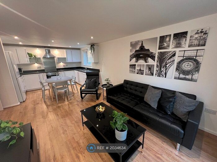 2 Bedroom Flat To Rent In Platt House, Salford, M5