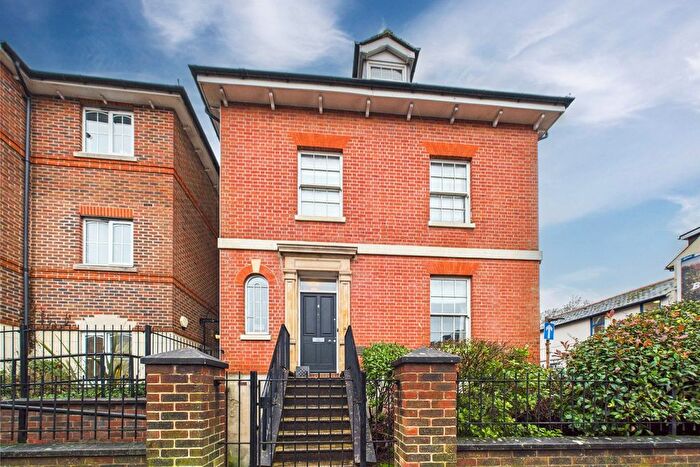 2 Bedroom Maisonette For Sale In Oxford Road, Reading, Berkshire, RG1