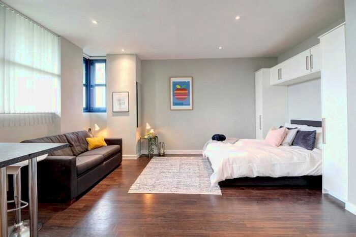 Studio To Rent In Bath Road, Heathrow, Hayes, UB3