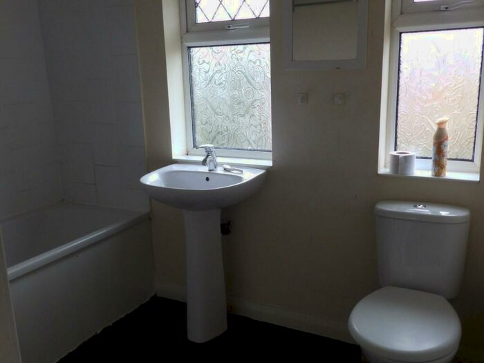 Terraced House To Rent In Grappenhall Road, Great Sutton, Ellesmere Port, CH65