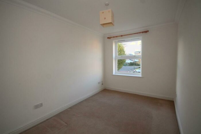 2 Bedroom Apartment To Rent In Bowes Close, Horsham, RH13