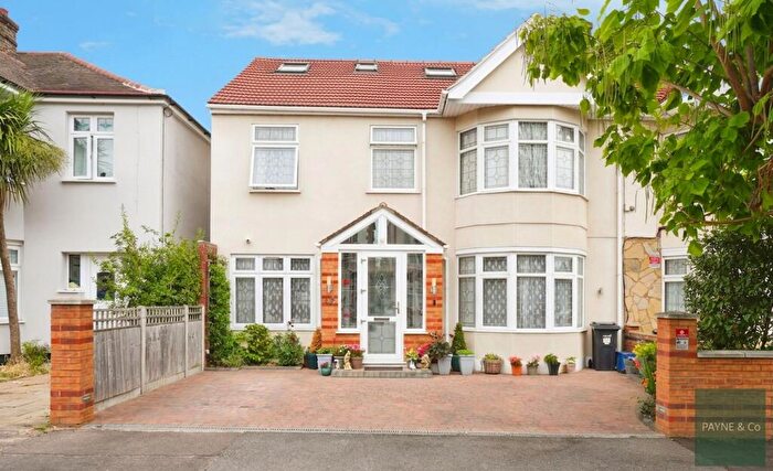 5 Bedroom Semi-Detached House For Sale In Highcliffe Gardens, Ilford, IG4