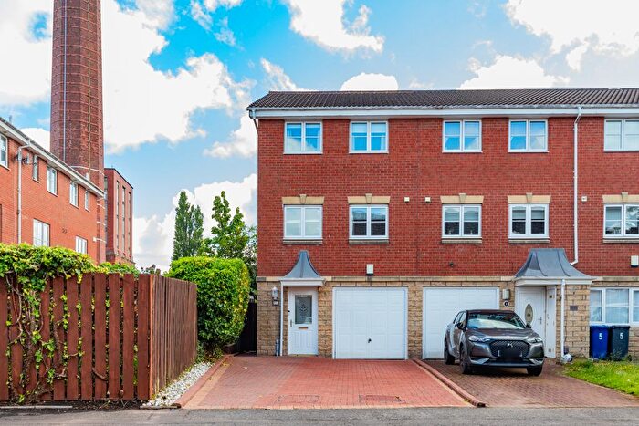 3 Bedroom Town House For Sale In Raeburn Avenue, Paisley, PA1