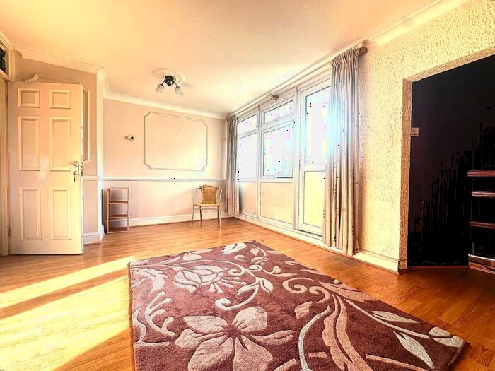 3 Bedroom Flat To Rent In Gough Walk, London, E14